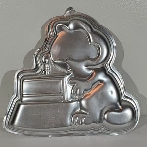 Vintage Garfield 3D cake pan by Wilton